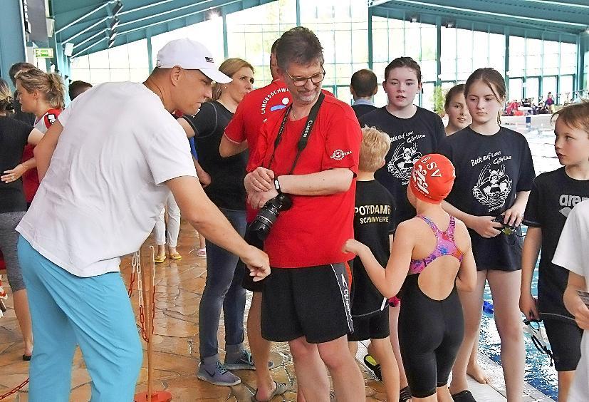 Der ehemalige Boxer Axel Schulz war erneut beim Schwimmfest. Schon im vergangenen Jahr hatte er seine Tochter Paulina nach Cottbus begleitet